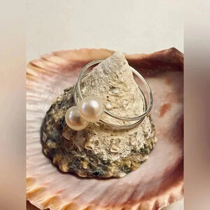 🏵️  Sterling Silver 🏵️ Ring with a 2 white freshwater pearls 🏵️